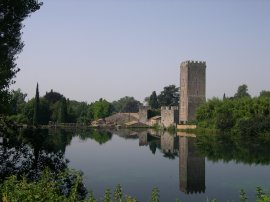 Oasi di Ninfa
veduta dei ruderi del Castello
Caetani e dei giardini
(11284 bytes)